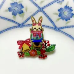 冬のおめかしうさぎ 手描き　ブローチ　ハンドメイド