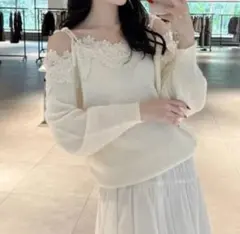 【美品】レーストリミングオフショルニットプルオーバー SNIDEL