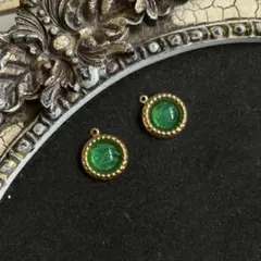 【再販不可】ヴィンテージグリーンガラスカボションブラスゴールドピアス／イヤリング