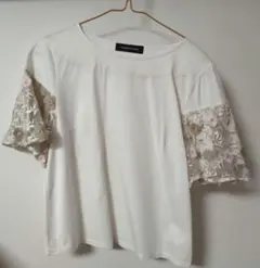 最終お値下げ　QUEENS COURT 花柄刺繍袖 カットソー ホワイトのサムネイル