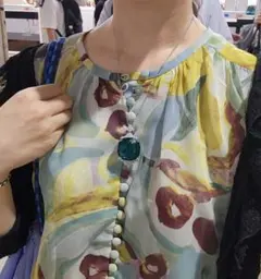 緑色の宝石風ペンダントネックレス