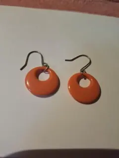 サーモンピンク系のフックタイプのピアス！