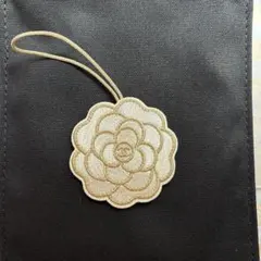 新品　Chanel カメリア刺繍 チャーム ストラップ付き　シャネル　ノベルティのサムネイル