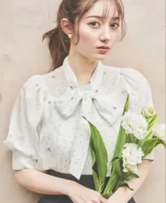 Noela シャイニーロゴドットブラウス オフホワイト