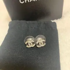 CHANEL クリスタル付きロゴスタッドピアス