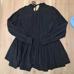 サテンブラウス