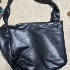 ショルダーバッグ　大容量　黒　レザー風　ボディバッグ　長さ調整不可　シンプル男女