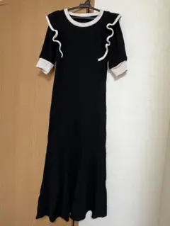 フリル付き黒ニットワンピース