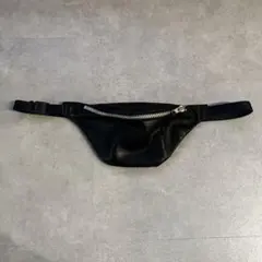 黒いレザーボディバッグ シルバーのジッパー