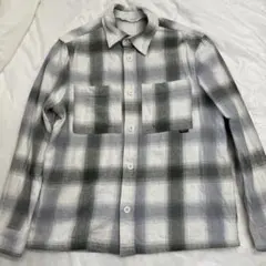 グレーとホワイトのチェックシャツ