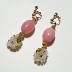 ハンドメイド　イヤリング　ピンクと花のイヤリング