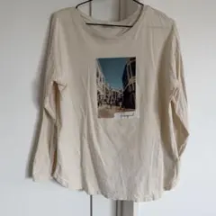 アースミュージック&エコロジー クリーム色 長袖 Tシャツ 写真プリント