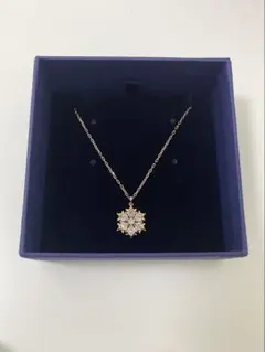 Swarovski 雪の結晶ネックレス ゴールド