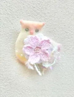 桜のフクロウブローチ　羊毛フェルト　ハンドメイド