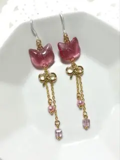 猫　ネコ　ねこ　赤　紫　樹脂フック　ロングピアス　リボン　チェーン　ビーズ