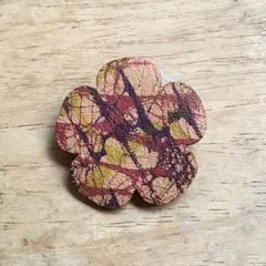本革ろうけつ染めブローチ　花形　多色　一点物　ゴート革　レザークラフト