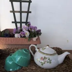 新品ポット、 清山窯お湯呑2個 　　　　　　（1回使用）