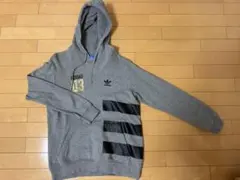 adidas グレー フード付きパーカー