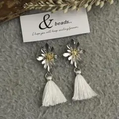 フラワータッセルピアス　ホワイト