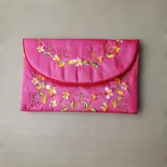 刺繍入りピンクポーチ