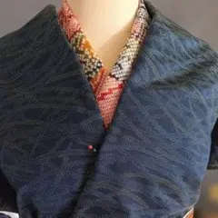 紺色の波模様の絹製紬着物　　　　　本場　大島紬　美品