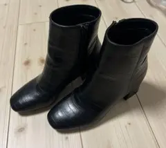 ＧＵ　 クロコダイル風 ショートブーツ　ファインフィットスクエアトゥヒールブーツ