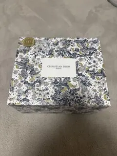 CHRISTIAN DIOR ギフトボックス 花柄　クッション付き