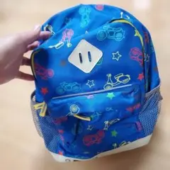 乗り物デザインの青いリュック