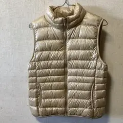 ユニクロ　ウルトラライトダウン　レディースベスト　Ｍサイズ　ベージュ