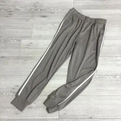 グレーのジャージズボン
