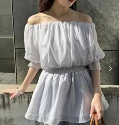 オフショルダー パフスリーブ 光沢 グレー　ペプラムトップス