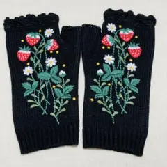 いちご刺繍の黒ニット指なしグローブ