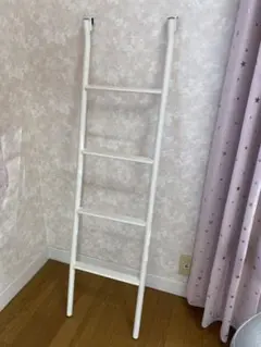 후크가 달린 흰색 금속 4 단계 사다리 벽걸이 130cm