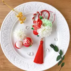 卒園卒業式や七五三に！マムと梅花の髪飾り　白／赤正絹