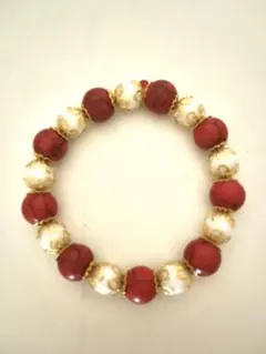 赤のターコイズストーンビーズと白のビンテージビーズのブレスレット