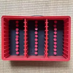 カセットテープ　カセットスタンド　昭和レトロ　ファンシー　80年代　赤　ラック あまりにカセットテープすぎる”◯◯。昭和レトロ感がエモすぎる