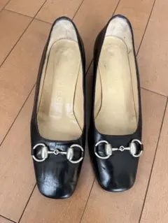 GUCCI ブラック パンプス 金具付き