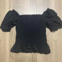 オフショル　黒いフリル付きシャーリングトップス　アラマンダ　イング