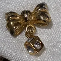 ミニリボンモチーフ ラインストーン ゴールドカラー チャーム ピンバッジ