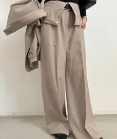 ベージュ スラックス