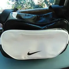 ナイキ　エナメルバッグ