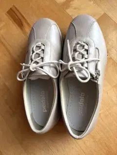 アシックスpetal レザー シューズ ライトベージュ23EEEE