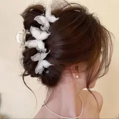 華やかバタフライ パール付きヘアクリップ　盛り髪　蝶々　パーティー　ブライダル