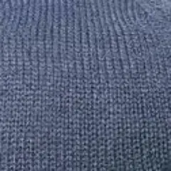 ネイビーのニットの子