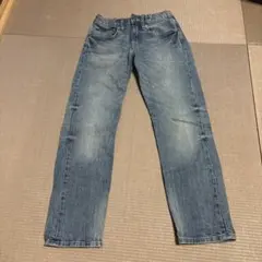 薄い青色デニムストレートパンツ