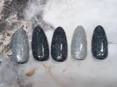 シルバーとブラックのラメ入りネイルチップ 5枚セット