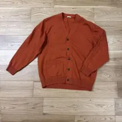 オレンジ色の長袖カーディガン