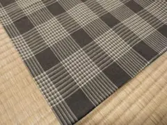 ダークブラウンとベージュのチェック柄生地