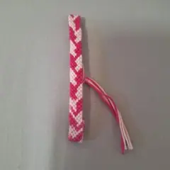 ピンクと白の編み込みアンクレット