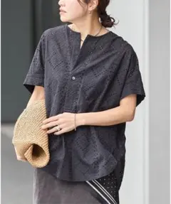 【ほぼ新品】ジャーナルスタンダード カットワークレースノーカラーブラウス 黒のサムネイル